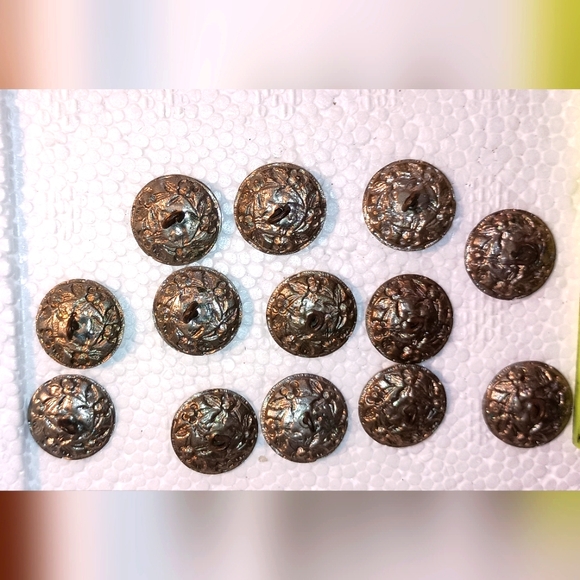 Lot of 13 vintage metal buttons - Picture 3 of 4